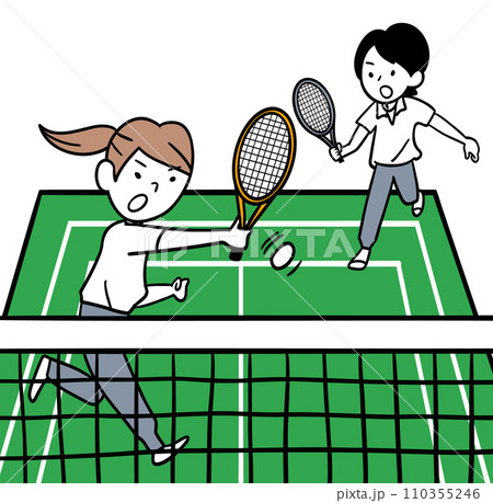 テニスコートでダブルスで練習する女の子たち 110355246