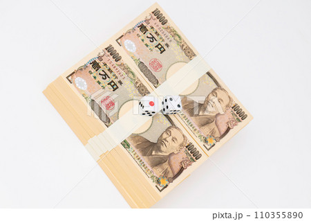 1万円の札束とサイコロのギャンブルのイメージ 1万円の札束とサイコロのギャンブルのイメージ 110355890