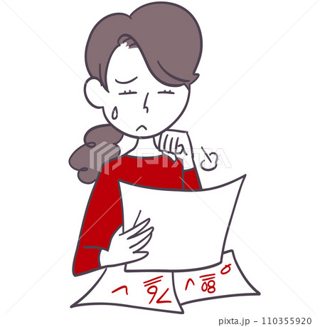 子供の返却されたテストの点数を見てショックを受ける母親 110355920