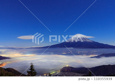 富士山と雲の共演(笠・吊るし・雲海) 富士山と雲の共演(笠・吊るし・雲海) 110355939