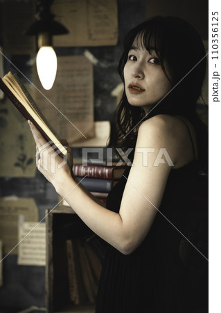 シックな部屋で本を読む若い女性 シックな部屋で本を読む若い女性 110356125