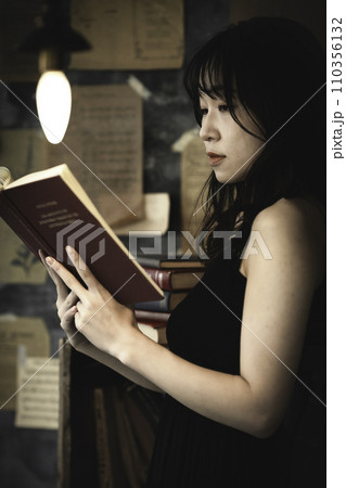シックな部屋で本を読む若い女性 シックな部屋で本を読む若い女性 110356132