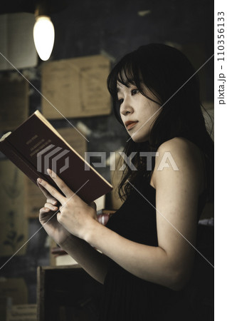 シックな部屋で本を読む若い女性 シックな部屋で本を読む若い女性 110356133