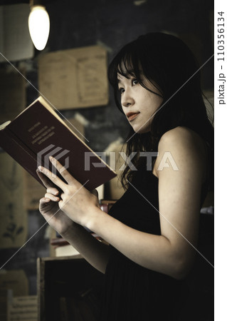 シックな部屋で本を読む若い女性 110356134