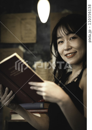 シックな部屋で本を読む若い女性 シックな部屋で本を読む若い女性 110356138