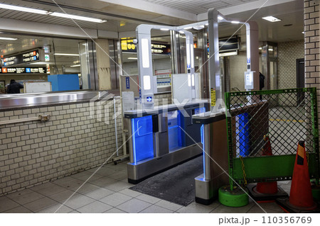 大阪メトロ大国町駅の実証実験中の顔認証を用いた次世代改札機（2023年12月撮影） 110356769
