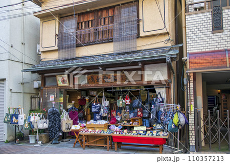 東京都・豊島区 旧中山道沿いの巣鴨地蔵通り商店街 清水畳店 東京都・豊島区 旧中山道沿いの巣鴨地蔵通り商店街 清水畳店 110357213