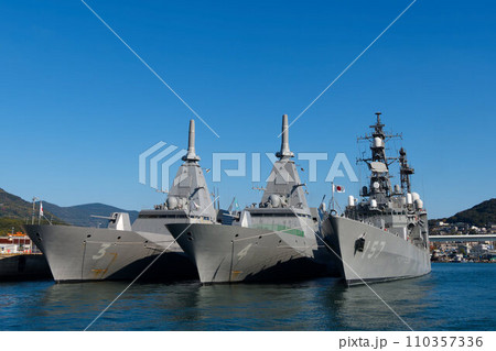 佐世保港に停泊するもがみ型護衛艦とあさぎり型護衛艦 110357336