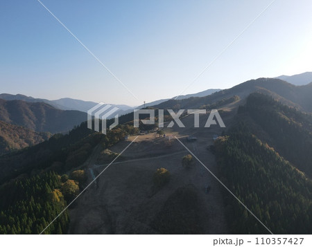 暖冬で雪のないゲレンデのリフトの写真 110357427