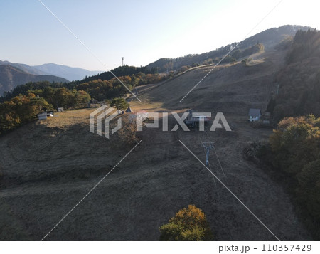 暖冬で雪のないゲレンデのリフトの写真 110357429