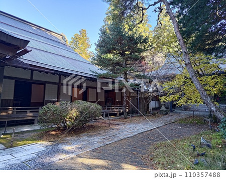 晩秋の青空と紅葉が美し高野山安養院 110357488