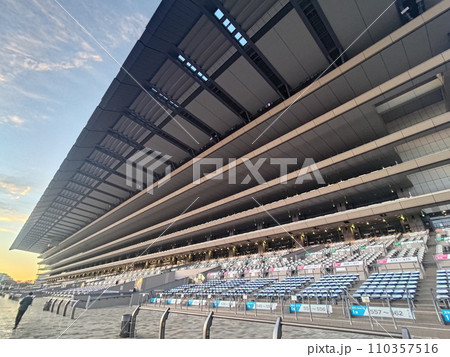 東京競馬場のウイングの写真 110357516