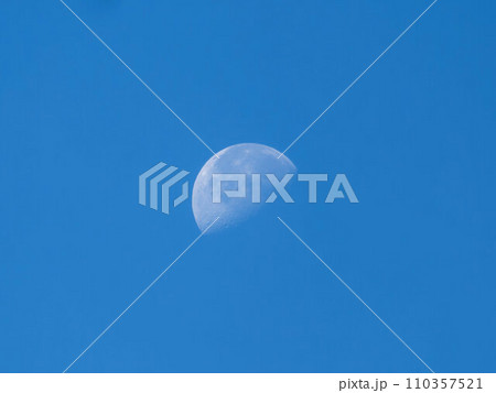 青空に浮かぶ月 青空に浮かぶ月 110357521