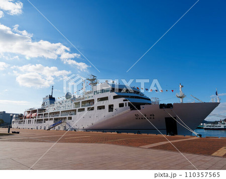 佐世保港の大桟橋に停泊する韓国海洋大学校実習船のハンナラ 110357565