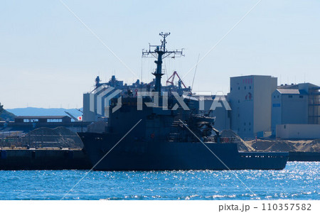佐世保港に停泊する護衛艦 佐世保港に停泊する護衛艦 110357582