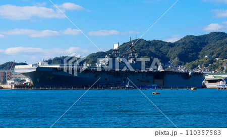 佐世保港に停泊する強襲揚陸艦アメリカ 110357583