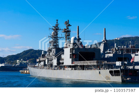 佐世保港に停泊するもがみ型護衛艦とあさぎり型護衛艦 110357597