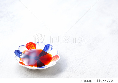 お醤油を注いだ小皿 110357701