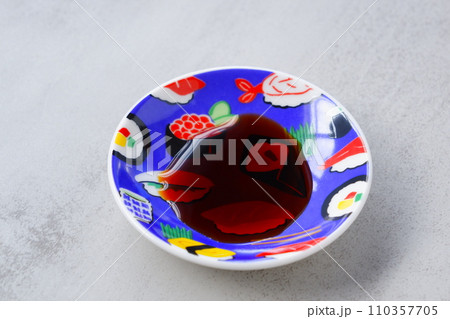 お醤油を注いだ小皿 110357705