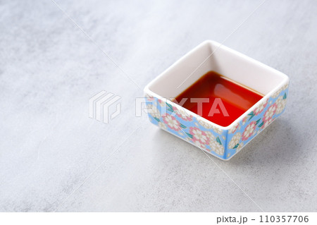 お醤油を注いだ小皿 110357706