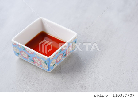 お醤油を注いだ小皿 110357707