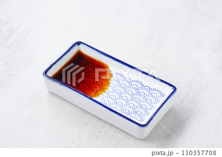 お醤油を注いだ小皿 110357708