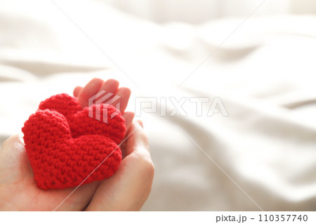 赤いハート　愛情、サポートイメージ 110357740