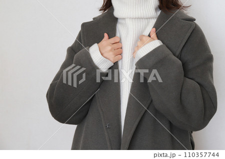 コートを着た女性 110357744