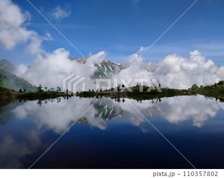 ≪携帯電話撮影≫八方池と雲の中の白馬連峰 撮影場所:八方池(唐松岳登山道、長野県) ≪携帯電話撮影≫八方池と雲の中の白馬連峰 撮影場所:八方池(唐松岳登山道、長野県) 110357802