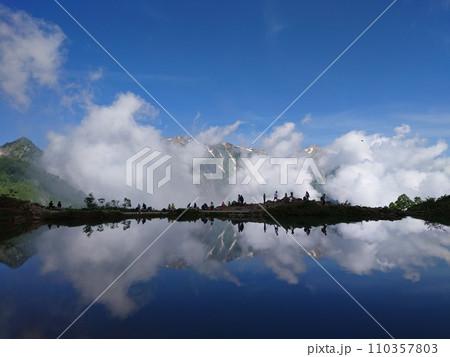 ≪携帯電話撮影≫八方池と雲の中の白馬連峰　撮影場所：八方池（唐松岳登山道、長野県） 110357803