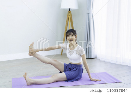 ヨガをする若い女性 110357844