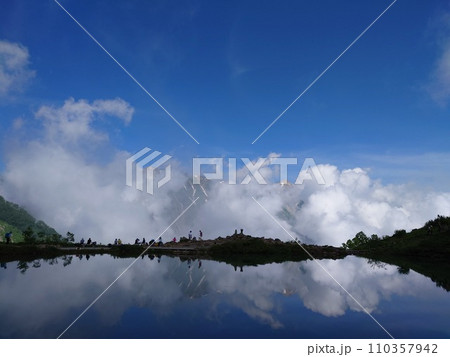 ≪スマートフォン撮影≫八方池と雲の中の白馬連峰　撮影場所：八方池（唐松岳登山道、長野県） 110357942