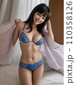 ランジェリーの女性 110358126