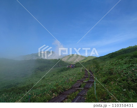 ≪スマートフォン撮影≫朝の唐松岳登山道と快晴の青空　撮影場所：長野県 110358431