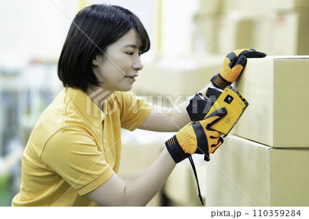 配送センターで作業する女性スタッフ 110359284