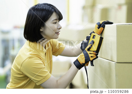 配送センターで作業する女性スタッフ 配送センターで作業する女性スタッフ 110359286
