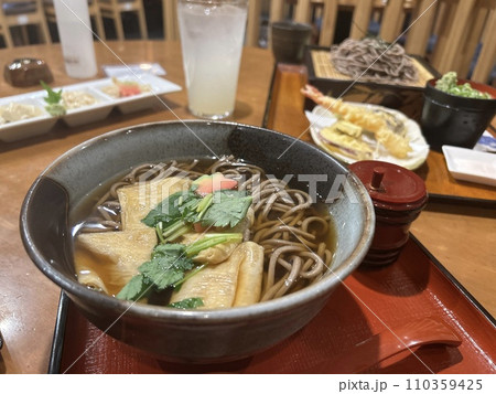 美味しそうな天麩羅蕎麦 美味しそうな天麩羅蕎麦 110359425