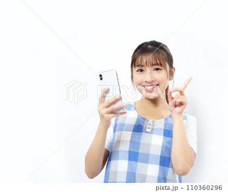 エプロン姿でスマホを操作する女性イメージ エプロン姿でスマホを操作する女性イメージ 110360296