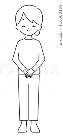 モノクロ｜笑顔で手を組む女性｜私服 110360365