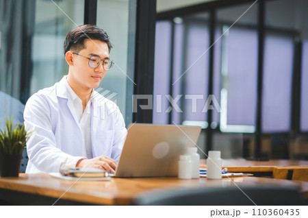 Doctors are giving advice to patients via online video, informing them of physical examination results and suggesting treatment and health care. 110360435
