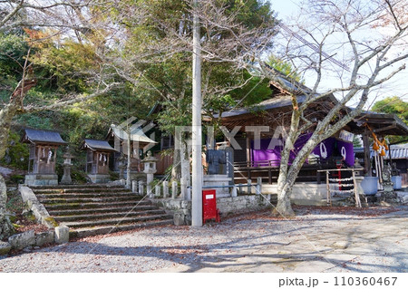兵庫　丹波篠山　春日神社　八幡神社・日吉神社・八坂神社と本殿（境内、晩秋） 110360467