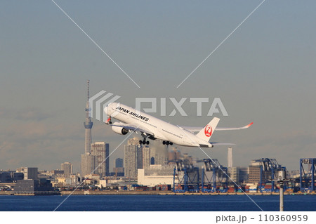 羽田空港を離陸する旅客機 東京スカイツリーを背景に離陸するJAL機 羽田空港を離陸する旅客機 東京スカイツリーを背景に離陸するJAL機 110360959