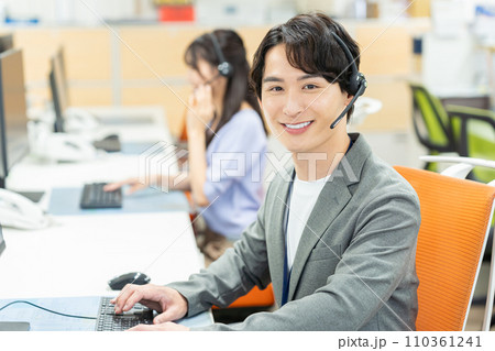 インカムで話すオペレーターの若い男性 インカムで話すオペレーターの若い男性 110361241