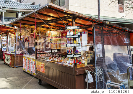 東京都・豊島区 旧中山道沿いの巣鴨地蔵通り商店街 とげぬき地蔵尊高岩寺 東京都・豊島区 旧中山道沿いの巣鴨地蔵通り商店街 とげぬき地蔵尊高岩寺 110361262