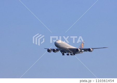 羽田空港に着陸する外国旅客機　国際線の着陸進入 110361454