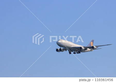 羽田空港に着陸する外国旅客機　国際線の着陸進入 110361456