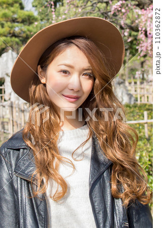 枝垂れ梅と帽子を被ったロングヘアーの女性 枝垂れ梅と帽子を被ったロングヘアーの女性 110362872