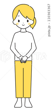 黄色｜笑顔で手を組む女性｜私服 110363367