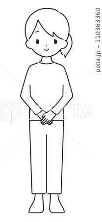 モノクロ｜笑顔で手を組む女性｜私服 110363368
