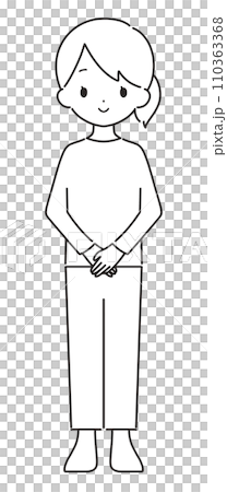 モノクロ｜笑顔で手を組む女性｜私服 110363368